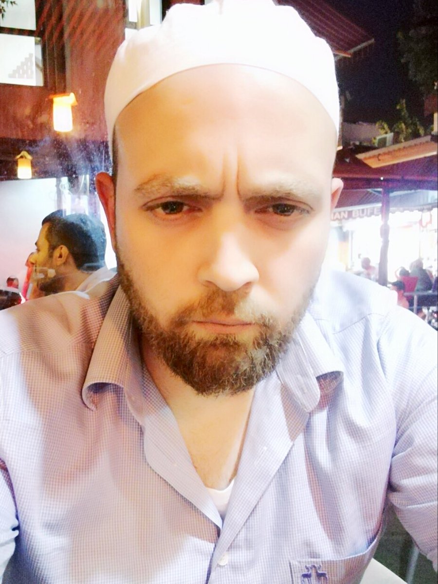 Ben İmam Farfarânî... Göremediğim gözlere bakabiliyor ve kimse bakmadığı zaman görünmez olabiliyorum... Tanıyabileceğiniz en en en benim...