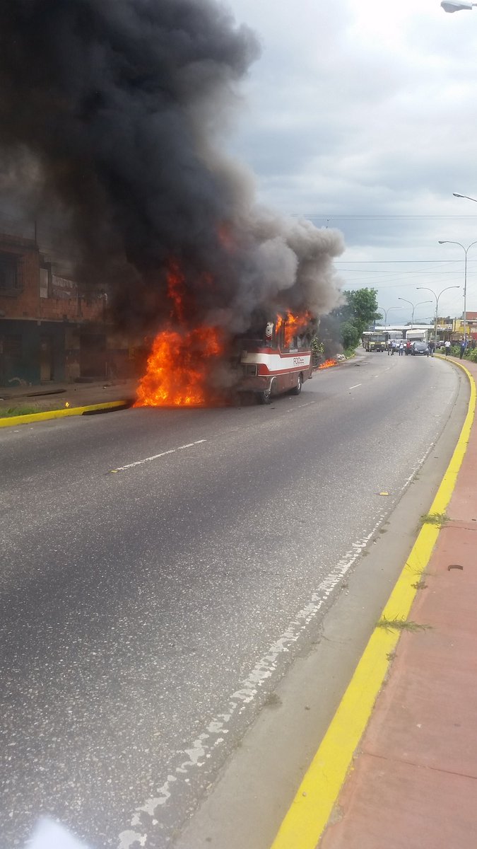 JuniorChaconT's tweet photo. Autobús de pasajeros se incendia en  Av intercomunal  #Isabelica, varios heridos...Presunta explosión... #28Jun
#TrancazoNacional https://t.co/ndEztL7v2l