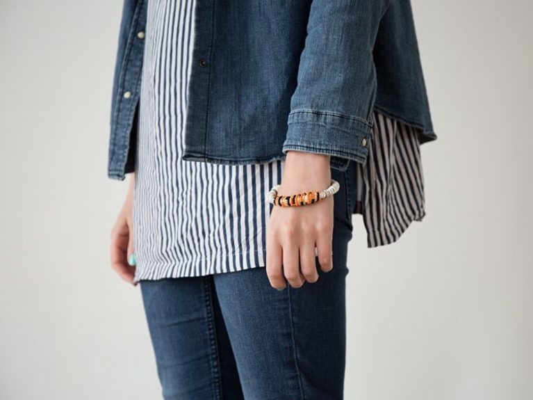 ¿La mejor forma de dar la bienvenida al verano? ¡Estrenando accesorios! Aprende a hacer esta pulsera de cuentas => dwnda.me/pulseracuentas…