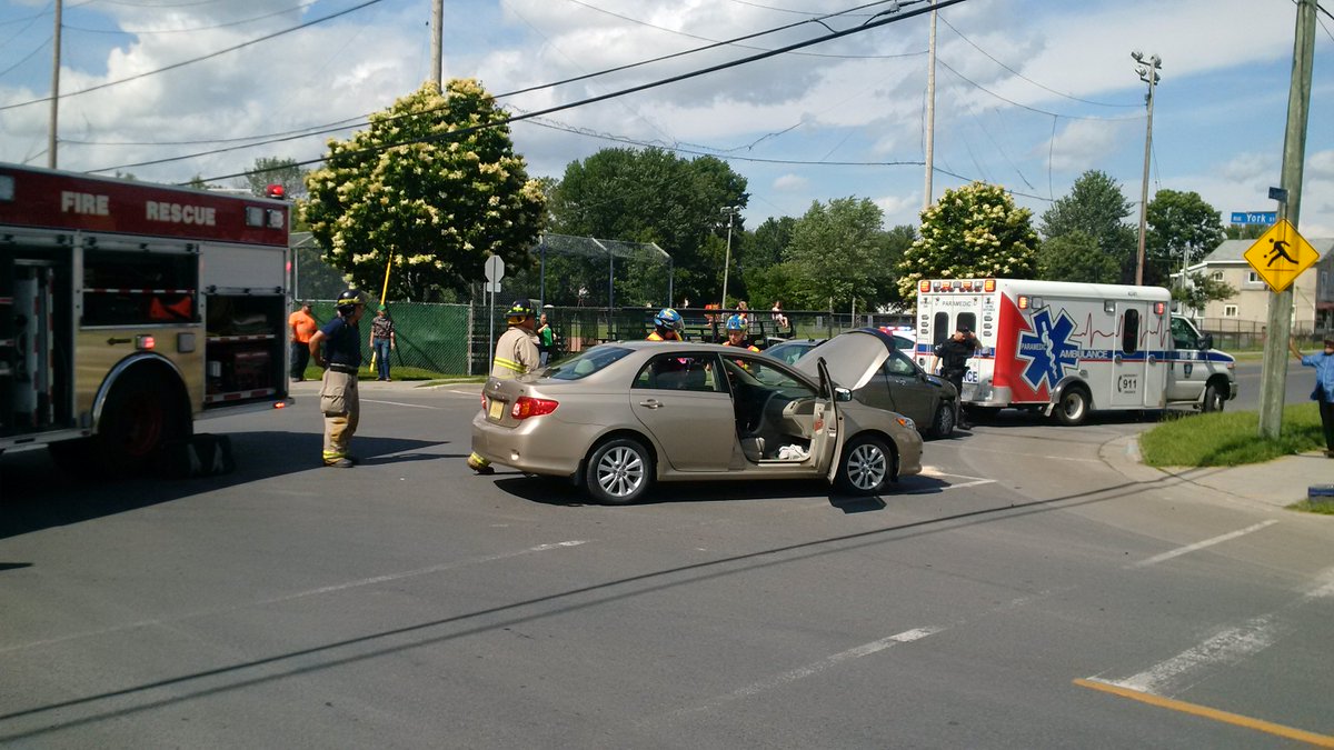 The collision is between a Ford Focus and a Toyota Corolla. https://t.co/iGHyWd5qoZ