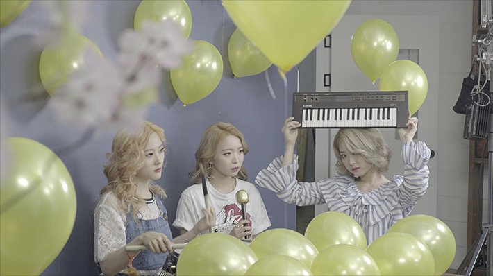 BandMarmelloBR's tweet photo. [+BTS] #MARMELLO - Bastidores do MV "PUPPET" 
cr: Genie Magazine 
#마르멜로 #Debut #GirlBand https://t.co/A3PSHX7x4q