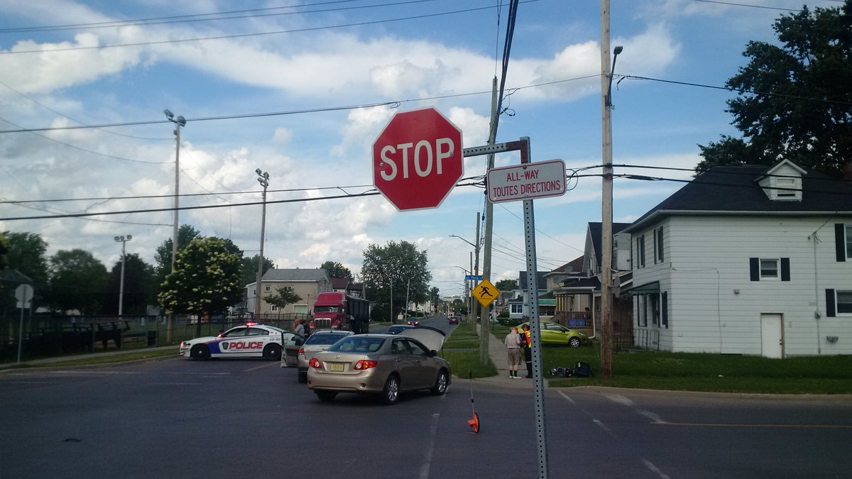 Neighbours tell me this @CityofCornwall stop sign is crooked. People go through it every day, not seeing it. 7/York https://t.co/HVi88PM297