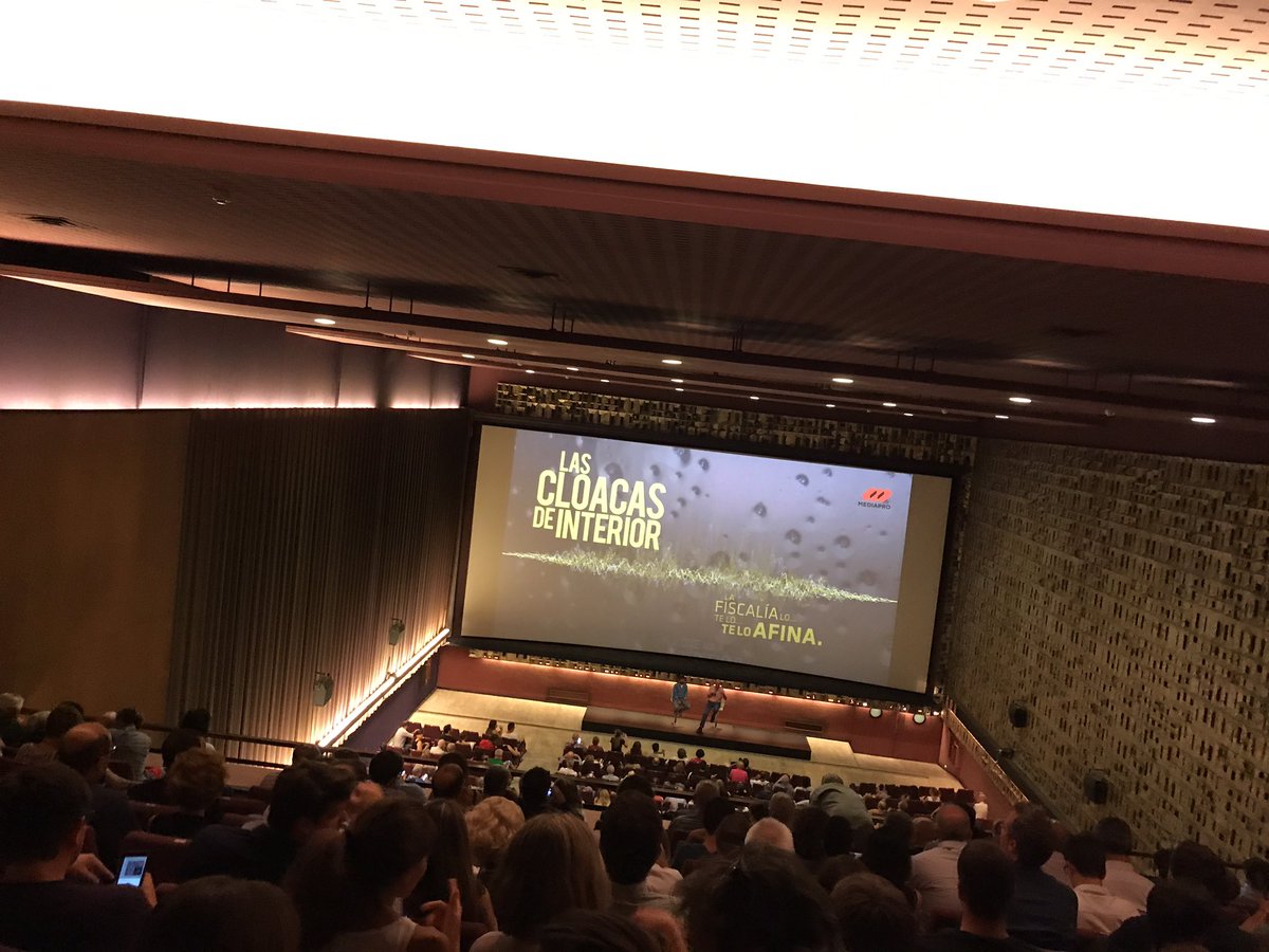 AlbanoDante76's tweet photo. A punt de veure el documental que cap tele vol emetre sobre les clavagueras de l'Estat. Tensió a la sala. https://t.co/uO1UNe3f6S
