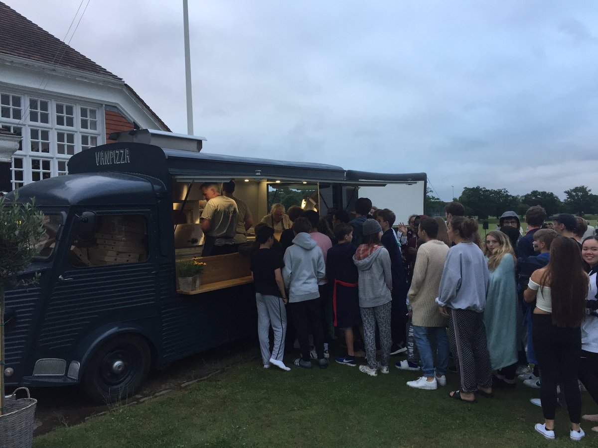 HaileyburyDHCC's tweet photo. It's that night again #Hplus17 https://t.co/ikvlyz9dSE