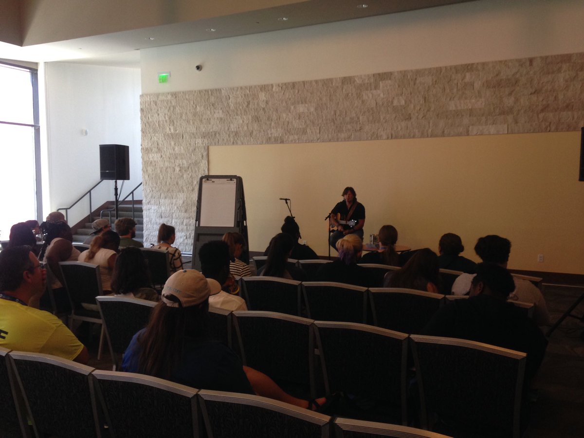 GEARUPatUK's tweet photo. @JamesDeanHicks teaching #GEARUPatUK to write a song @countrymusichof @GEARUPToday https://t.co/YM6oi7i36O