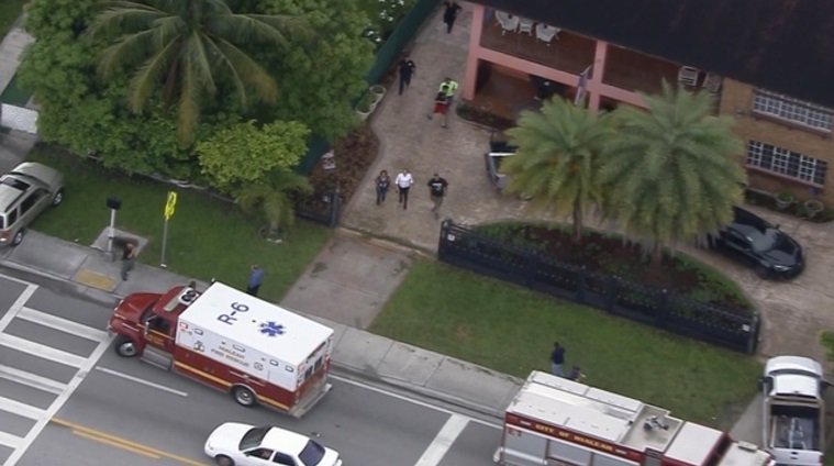 Man using metal pole to try to get mango off tree in Hialeah suffers electric shock bit.ly/2s2LWbW https://t.co/BFHhm7OBgo