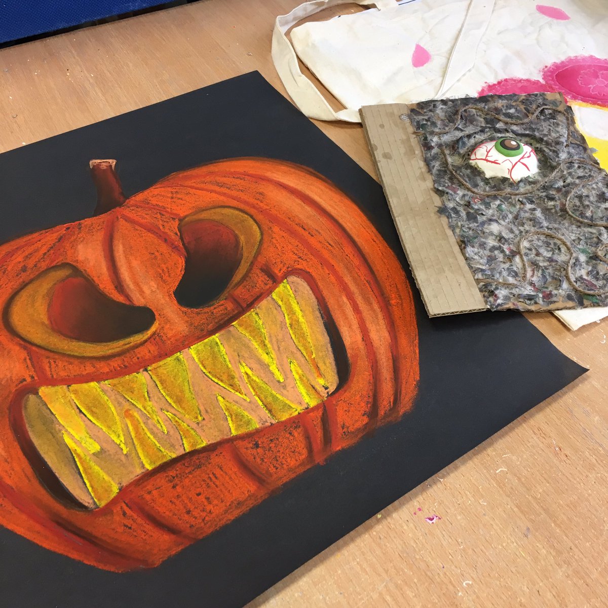 sarahhogan85's tweet photo. Think about Halloween projects today. Teaching key art skills and introducing new mediums #nogimics #softpastel #simpleblending https://t.co/s60q6MpJyp