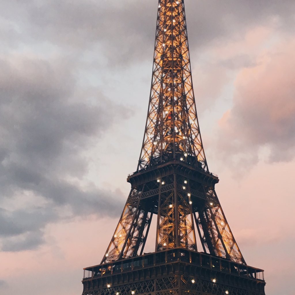 BSUAGD's tweet photo. Greetings from Paris 🇫🇷 
#AlphaGamSummer https://t.co/zO3azYqyJW