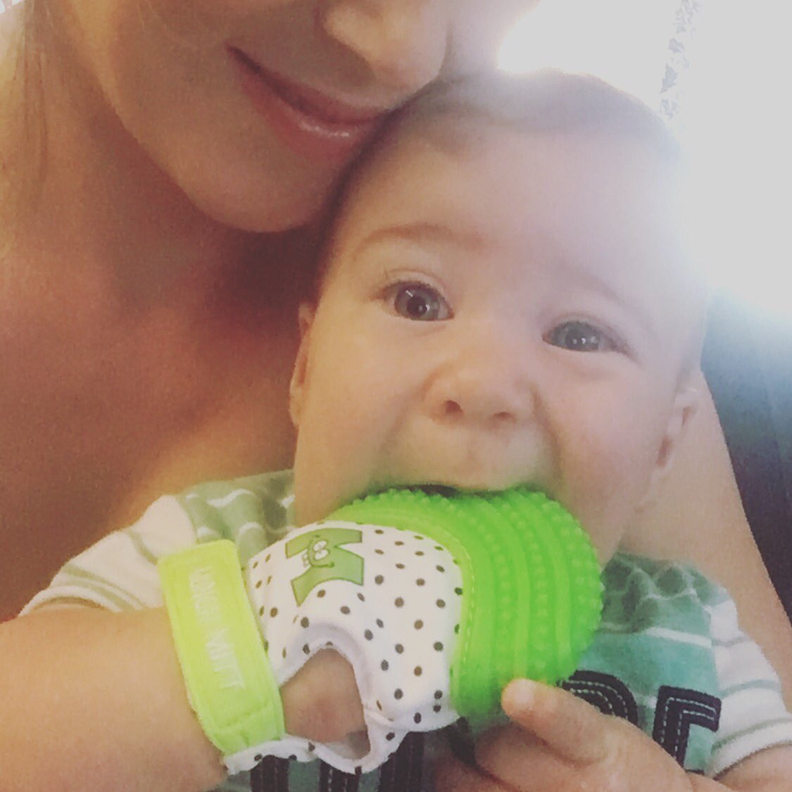 katiewad8's tweet image. Jake loves his new #munchmitt have any of you guys tried this before? It's awesome!  @malarkeykidsinc @waddy429 #babyhacks #teethinghacks