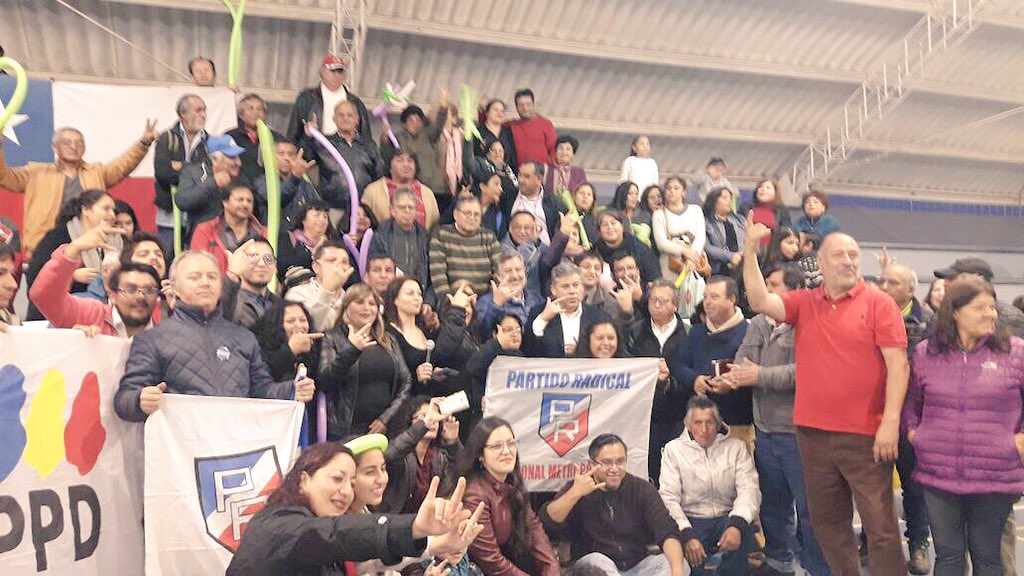 dipu_mespinosa's tweet photo. Gran firmatón para nuestro @guillier en su camino a la Presidencia de Chile en gimnasio 21 Mayo en #Antofagasta #todosxguillier #Calama https://t.co/rqT3ufH7Xf