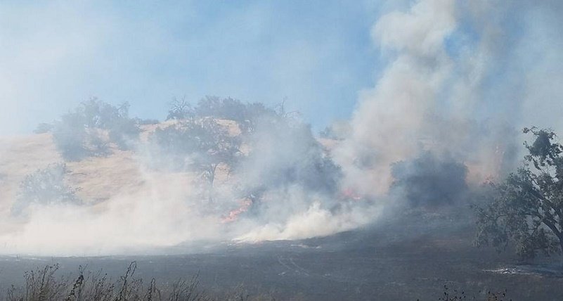 SNOnews's tweet photo. #BenFire in Mariposa County now estimated at 400 acres. Heavy attack from the air continues. https://t.co/KsPMtzAHKz https://t.co/pw79cZ6qLw