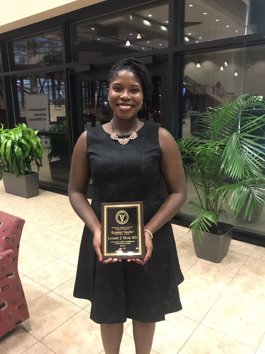 DocLinzMD's tweet image. Y'all I got an award tonight! I got the resident teacher of the year award! Med students voted and picked me!