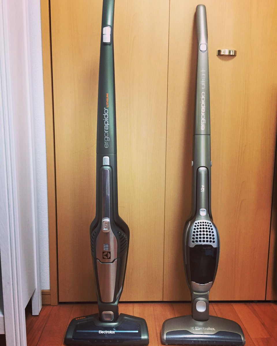 OkawauchiMari's tweet photo. 初期型 #ergorapido (右)から、最新モデル(左)へチェンジ☆✨
充電切れを電池交換するのも、、というかんじだったスティック型掃除機。
最新モデルに替えました。電池長持ち、髪の毛などひっかかっても切れる、おまけに布団用、隙間用など付属オプション多数!
実は… https://t.co/8JuuwfBOJU
