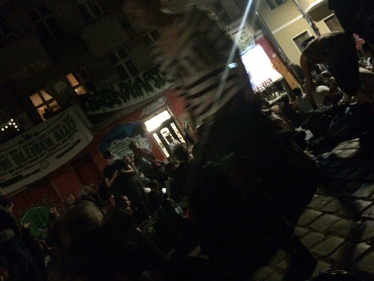 300 Leute bei der Friedel-Kundgebung. Unsere Räume nimmt uns keiner! Kommt rum, schlaft bis 4 oder bleibt gleich hier! #friedel54