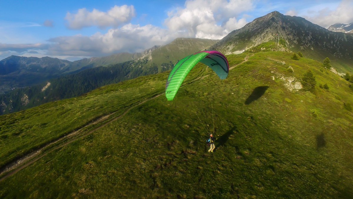 vincentschafft1's tweet photo. Play as a child at sunset #verbier #croixdecoeur #sunset #skyparaglider #mountains #Switzerland https://t.co/986G0337j0