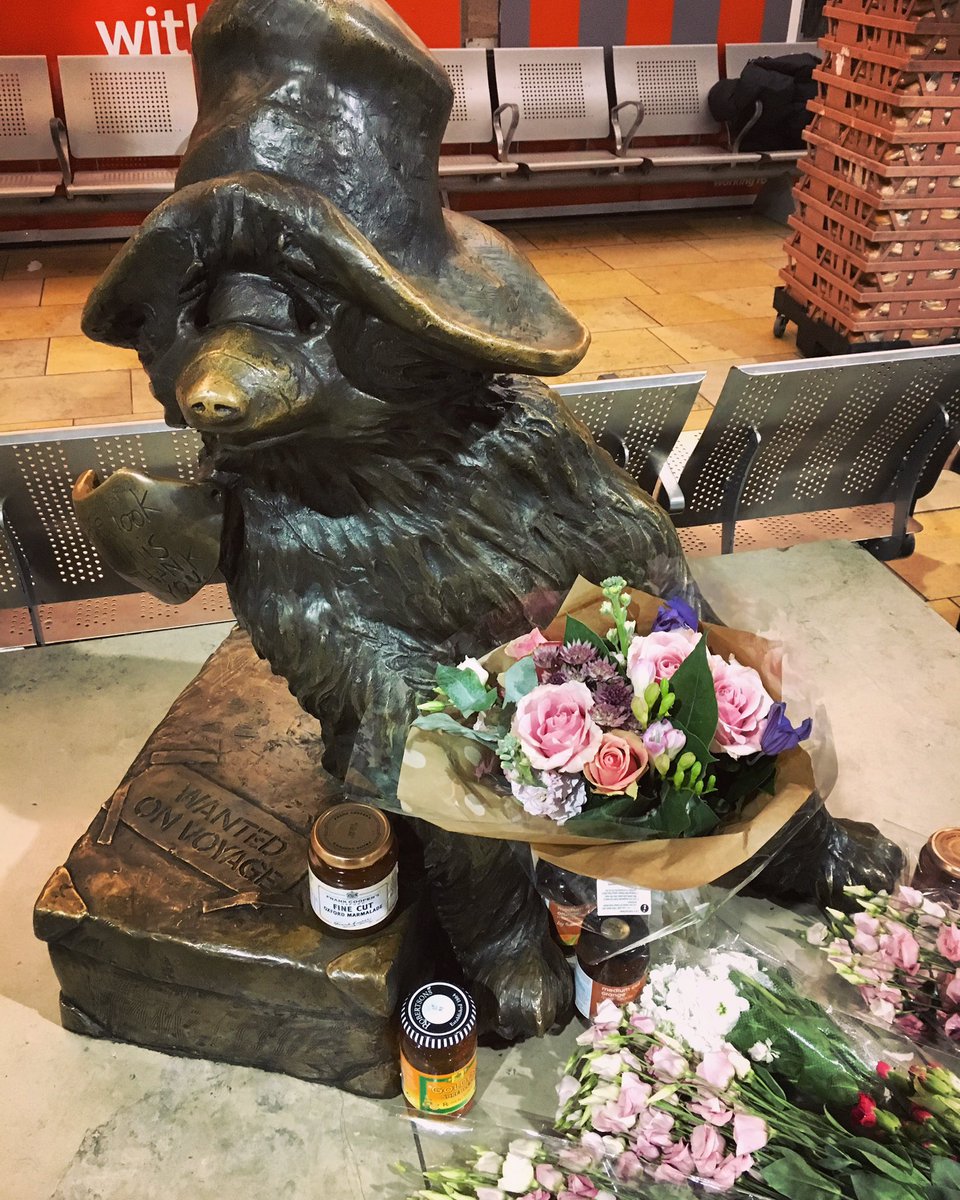 ninastibbe's tweet photo. On platform 1 at Paddington station @NetworkRailPAD 😥🐻💐 https://t.co/9HKoL5tFNB