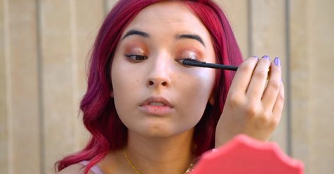 telva's tweet photo. Cómo conseguir unos #labiosmate, un #strobing luminoso... ¡maquíllate con los tips de vlogger @laurasanchezmakeup!!: https://t.co/DUa8YQfGwP https://t.co/YVUEK3CrPE