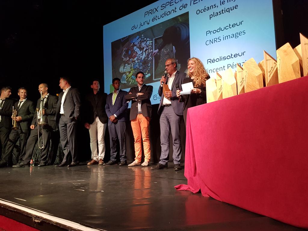 DeauvilleGreenA's tweet photo. Le prix spécial EME est remporté par le CNRS image avec leur film "Océans, le mystère plastique"
#ecole #EME #Ocean #DGA17 https://t.co/uNwx1t4WFv