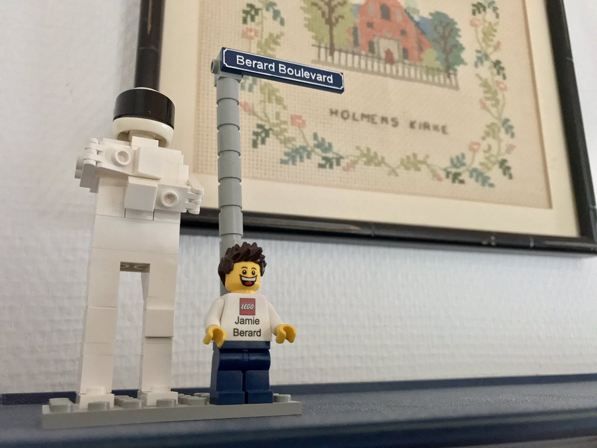 MrKevinHinkle's tweet photo. Enjoying dinner with like-minded individuals is lovely. Seeing another fans' #LEGOยฎ room / studio is even lovelier. #AFOL #InsideLEGO https://t.co/1g5ftkZS3u