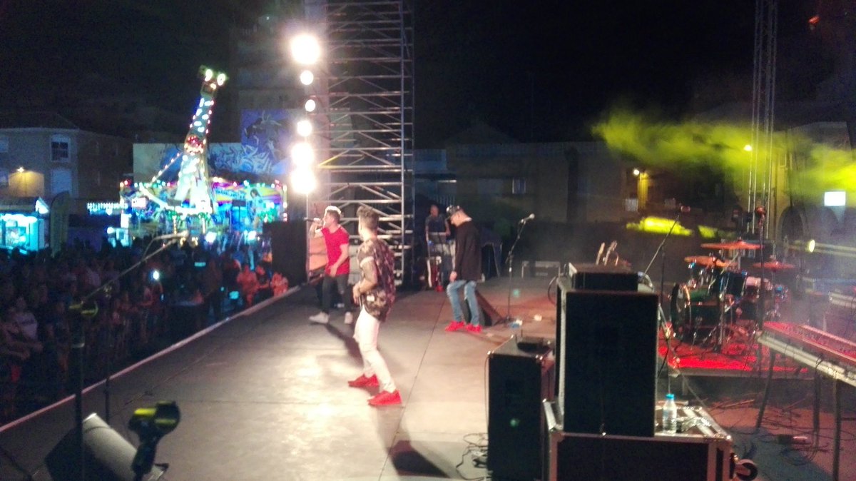CadenaDial_RM's tweet photo. Sonando en @PinatarInfo #ConciertoDial @simetrica_music @AvozOficial @AtacadosOficial y dentro de nada @ElViajeDeElliot https://t.co/oCV4MSo25K