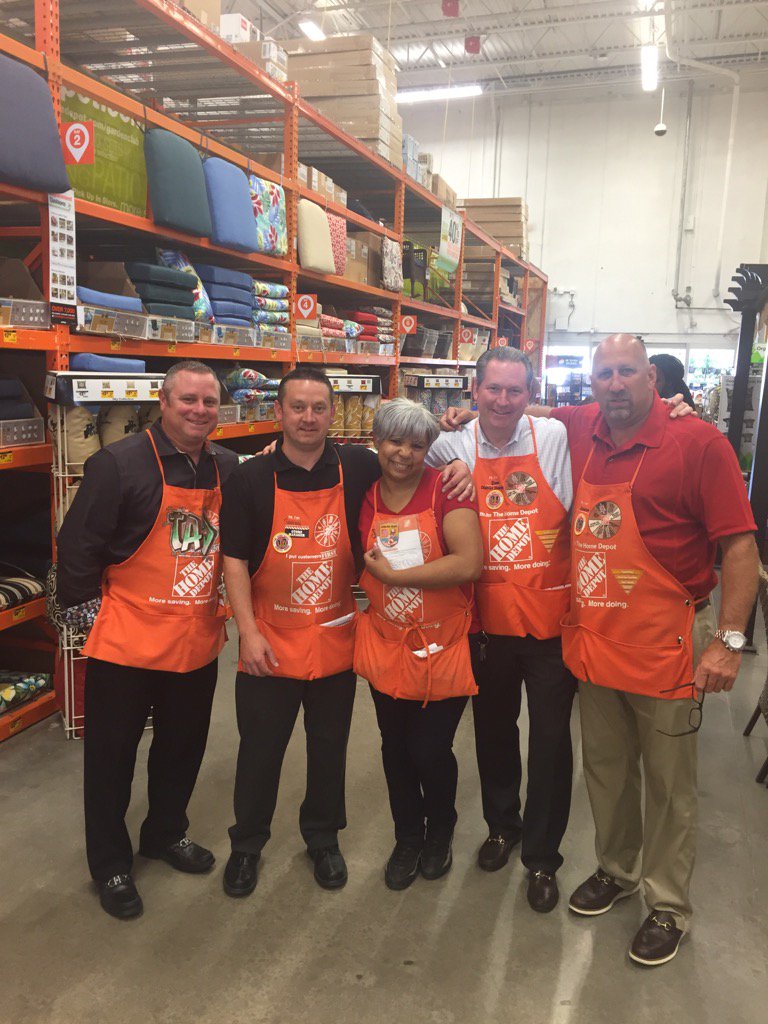 MccourtDonTHD's tweet photo. Stephanie being Recognized for driving Excellent Customer Service. https://t.co/ZFFftrAEIf