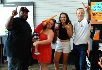 TimG_Boost's tweet image. Hot Wireless new Denver location is rockin'! 5 new Monday, 6 more today and counting!
@shawnatspg @Allison_AWi @SamBSPG 
#BoostTakeover
