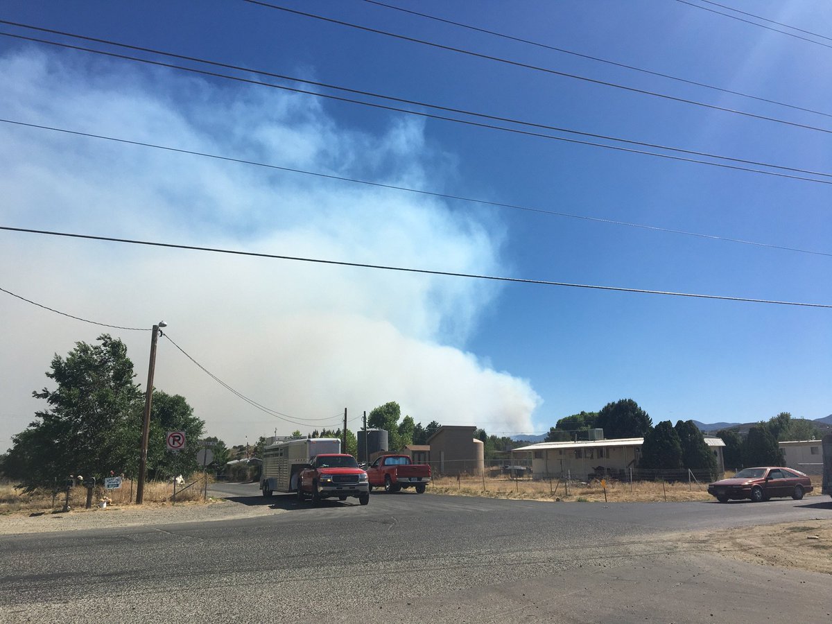 KimTobinNBCLA's tweet photo. Blue Hills area of Dewey evacuating now. Horse owners are rounding up and heading out #Goodwinfire #abc15 https://t.co/RZ1eIlcK9m