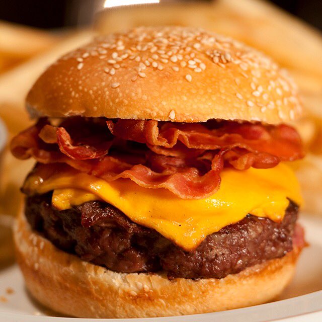 • EXPERTOS EN HAMBURGUESAS •
¡Levante la mano quién todavía no probó una hamburguesa de 1000! 🍔🍔🍔