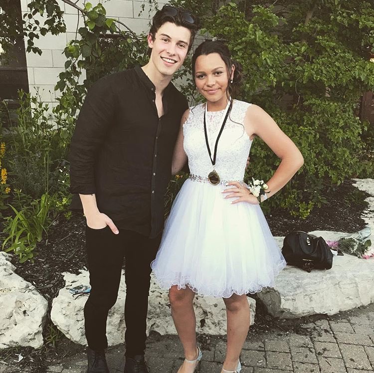 ShawnsTourDiary's tweet photo. Shawn junto a Aaliyah en su graduación https://t.co/sVNDPHLwJM