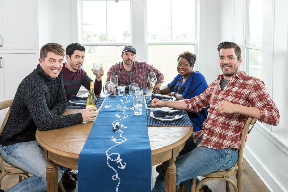 Be our guest for the sweet guest suite challenge!  #BroVsBro Tonight 9|8c with judges <a href="/TiffanyBDECOR8/">Tiffany Brooks</a> &amp; <a href="/DIYNetwork/">DIY Network</a>'s Ben Sargent.