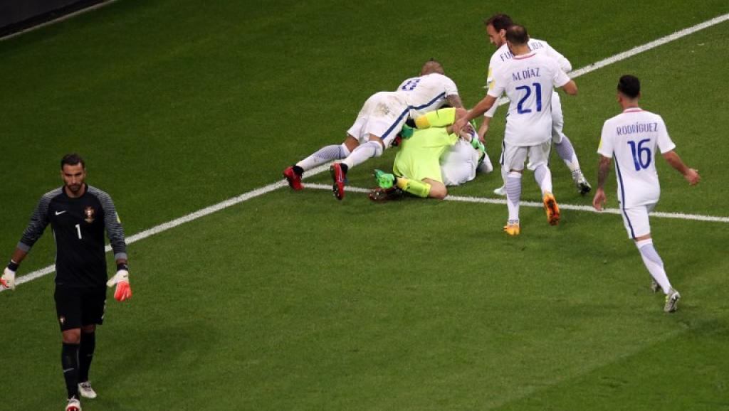 RFI's tweet image. Coupe des Confédérations: le Chili arrache sa première finale face au Portugal rfi.my/1MpY.t