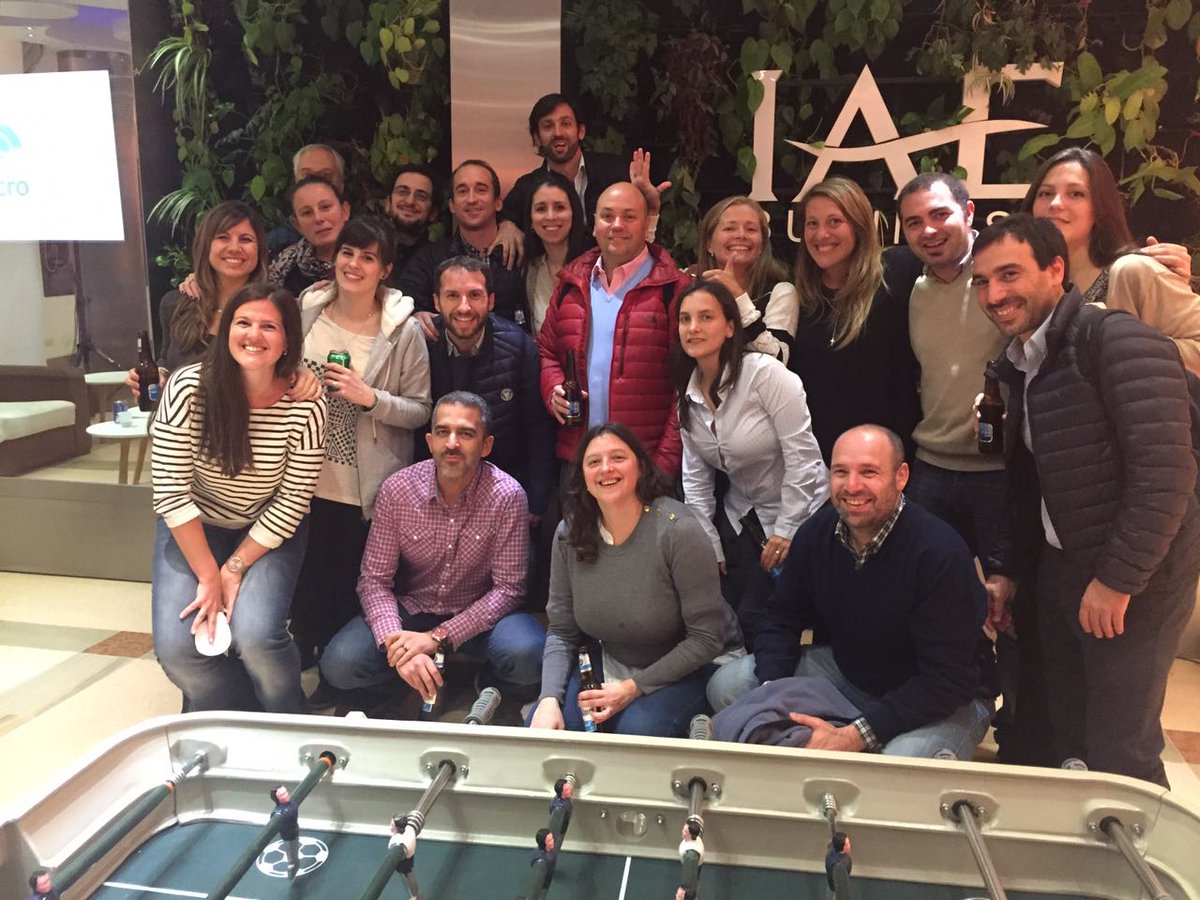 IAE_Austral's tweet photo. After office de Naves Nacional, post taller de design thinking.  Esto sí que es espíritu emprendedor! #navesIAE @EntrepreIAE @SilviaTorresC https://t.co/YKWe8pFjal