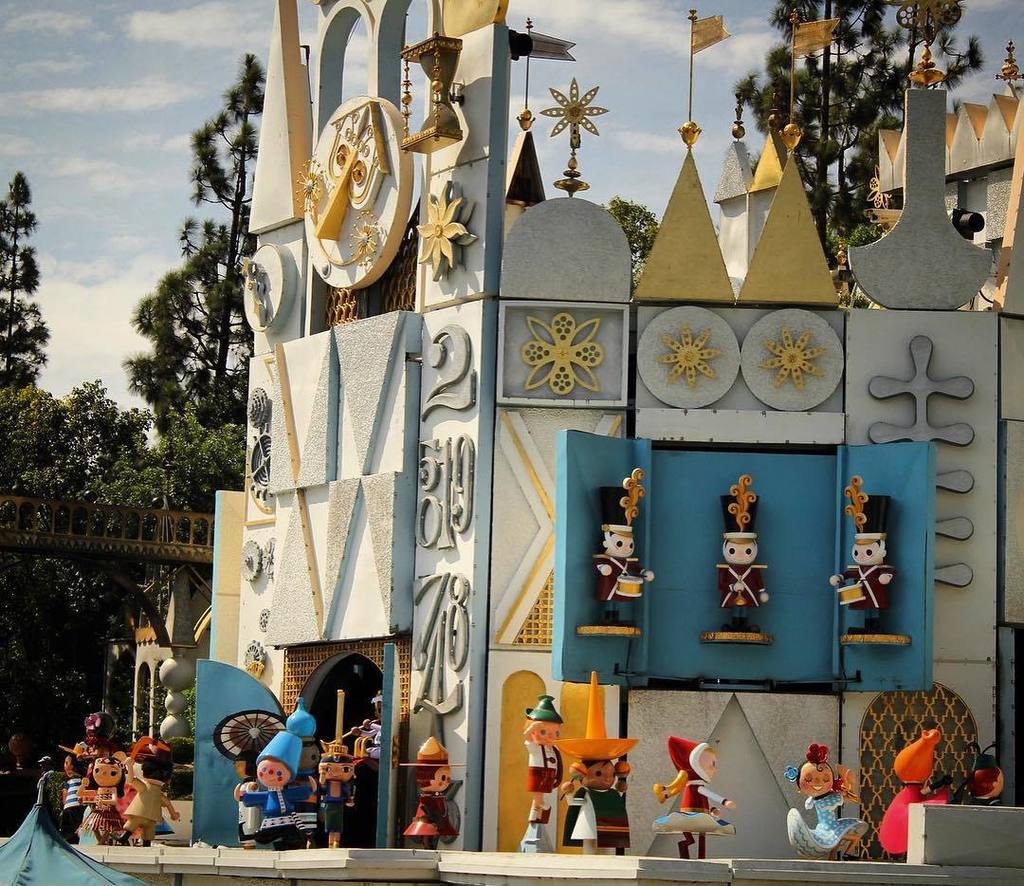 BackToTheMouse's tweet photo. We love to watch the clock parade at It's a Small World! #disney #disneyland #itsasmallworld #smallworld #backtot… https://t.co/E4yOI5qwZ9 https://t.co/07SH6bpu3e