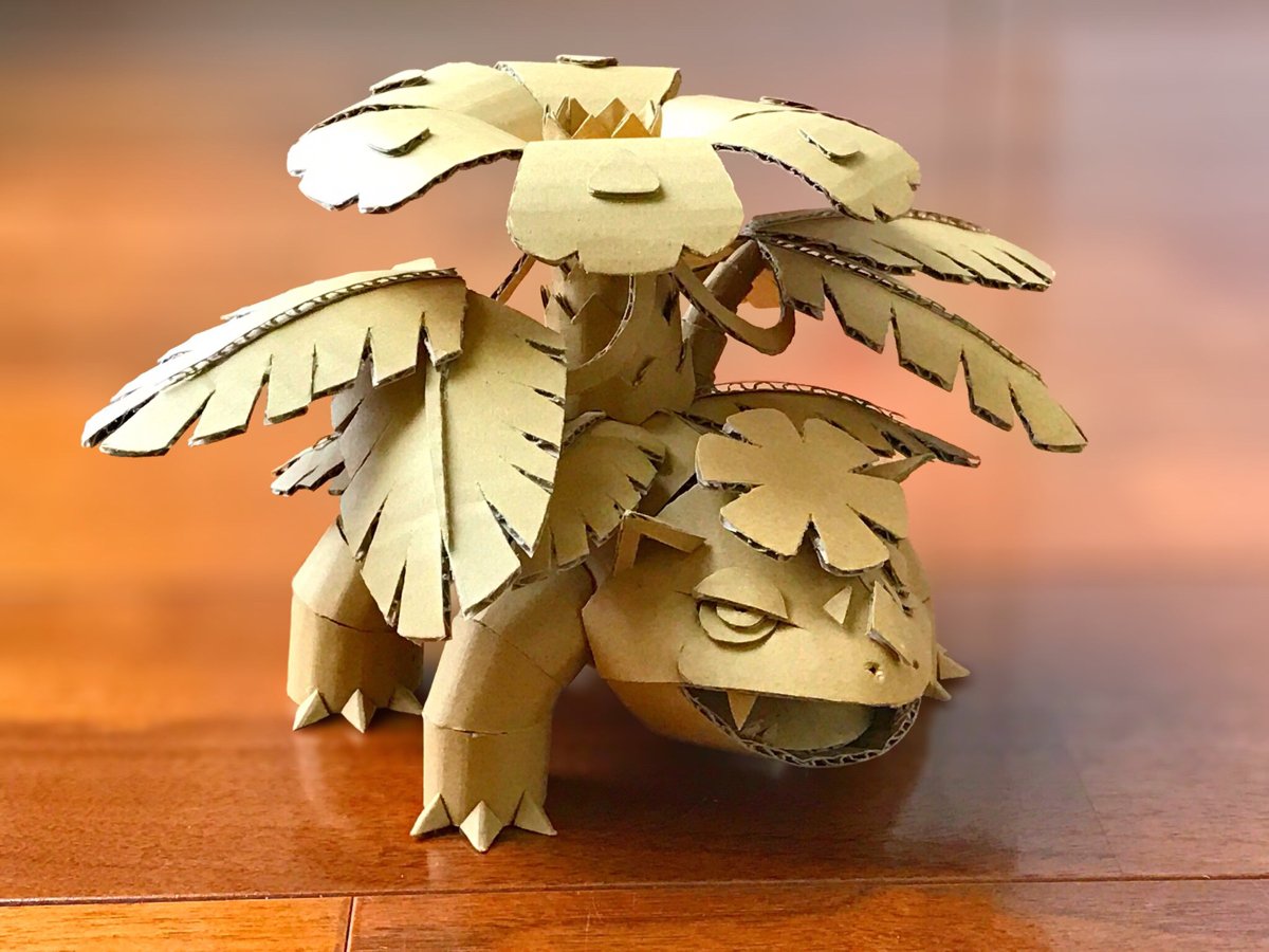 オダカマサキ オドンガー大佐 Al Twitter ダンボールメガフシギバナ 形状はほぼ完成 中々良い感じに仕上がってきたかな あとは 脚のブツブツ付けたり 細かいところ直したり はみ出てるグルーの糸取ったり つるのむち付けるとこ無い どうしようw