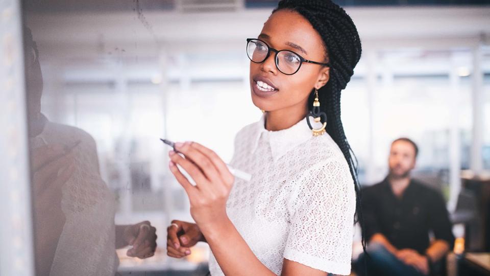 ForbesWomen's tweet photo. Put this fact in your back pocket. Being a young manager means you're better at both results and engagement: https://t.co/pHNoETYLhn https://t.co/3EvyYMrfOO