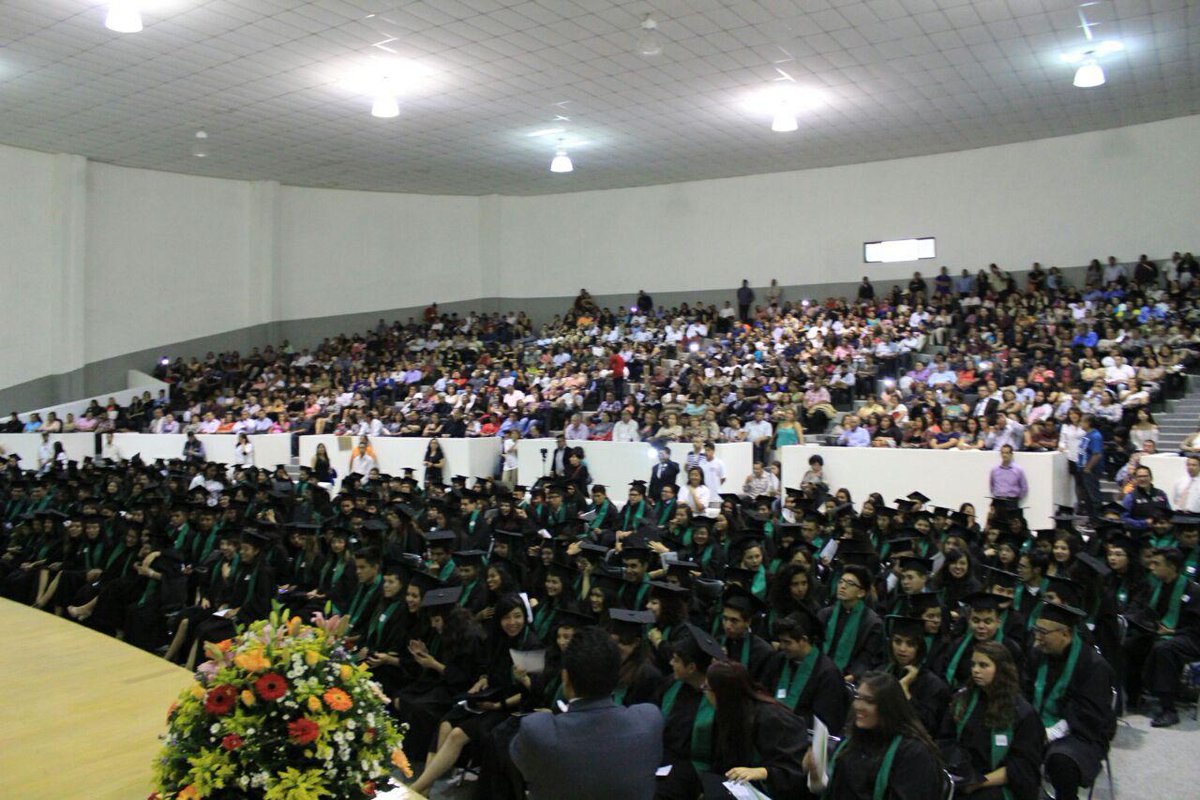 KarenQuirogaA's tweet photo. Es un honor estar presente en la ceremonia de fin de curso y entregar diplomas a beneficiarios @P_Prepa_Si del @CdeBachilleres 6 y #CETIS 53 https://t.co/VBGruH3giq