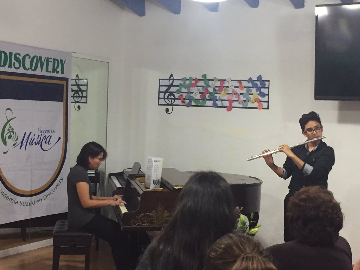 DiscoverySuzuki's tweet photo. Piano y flauta una maravillosa combinación durante el recila de fin de curso. Felicidades Toño! #flautatraversa #piano #Suzukimethod https://t.co/mv1uyaFP0d
