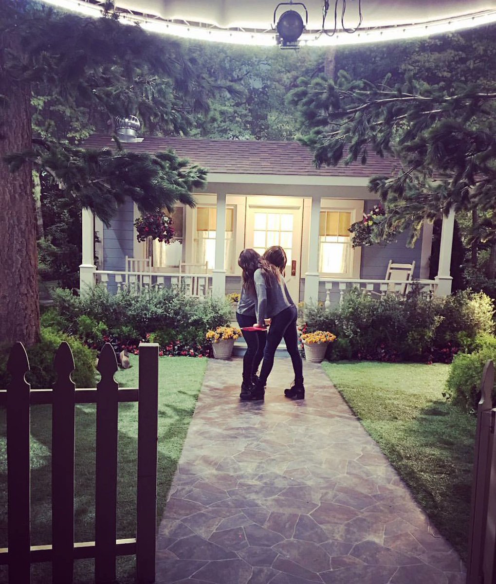 TroianBSpain_'s tweet image. #BehindtheScenes #PLLEndGame #PllFinal 7x20