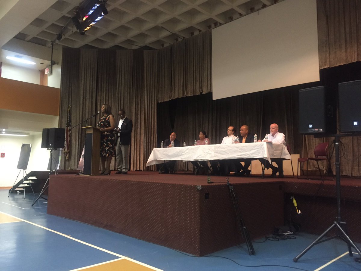 rhookinitiative's tweet photo. Red Hook families continue to live w mold in their homes. RHI Organizers won't be silent abt the crisis. Full report https://t.co/TanyXciNz9 https://t.co/kjaQrf0RMm