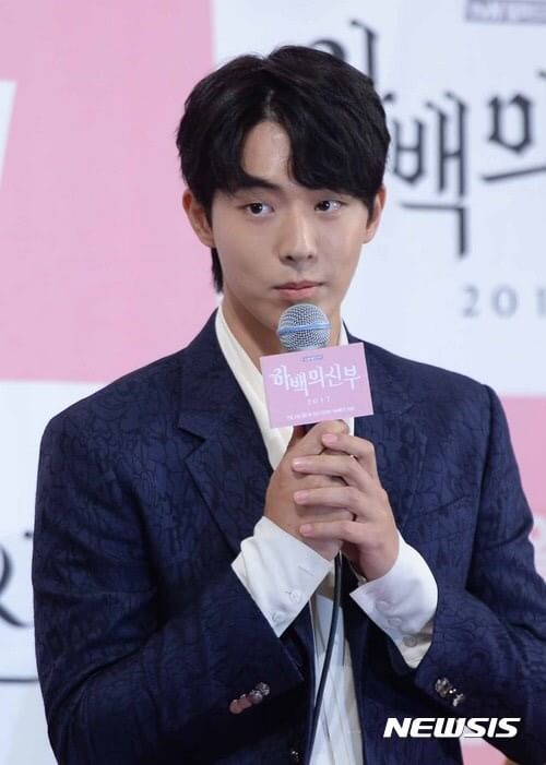 NJHBrasil's tweet photo. [FOTOS IMPRENSA] 27.06.17
Nam Joo Hyuk na conferência de imprensa do drama Bride Of the Water God da TvN. https://t.co/CZx1oJXzrU