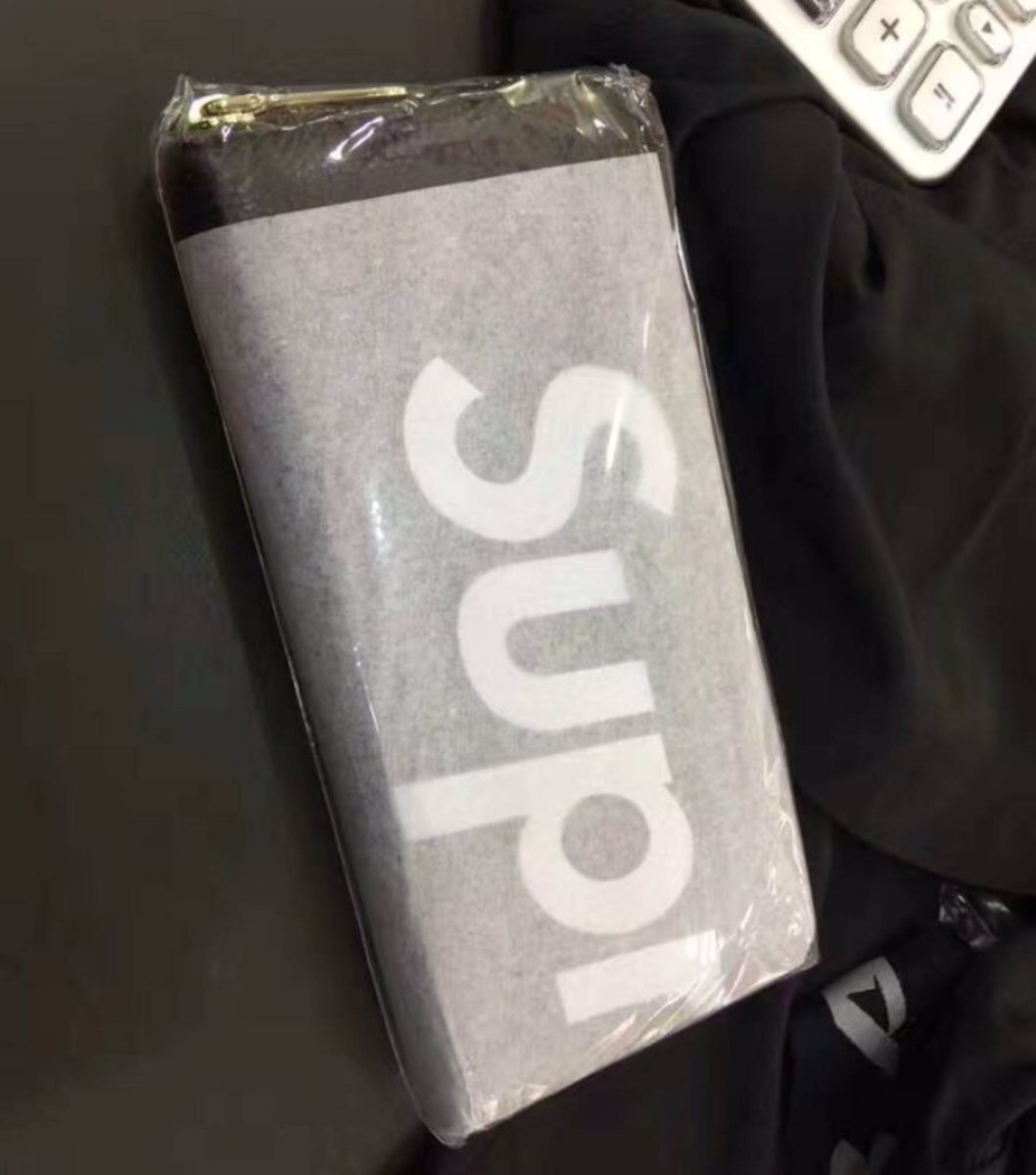 最安値スポーツファッションshop Di Twitter Supremeの長財布ファスナー式です Supremeのブランドロゴが大きく入ってインパクト大です カラーも８色ありますのでお気軽にお問い合わせ下さい