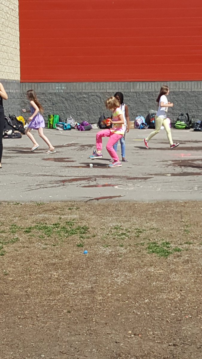 funkyfunfours's tweet photo. A water balloon fight to end our last day in Grade 4! So much fun! https://t.co/JClbBbljAv