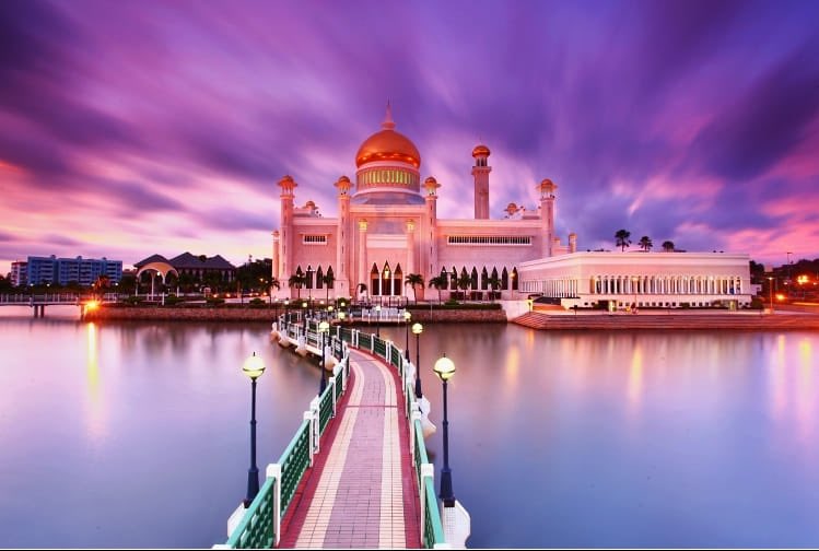 MosqueBeautiful's tweet photo. Sultan Omar Ali Saifuddin Mosque - Bandar Seri Begawan, Brunei https://t.co/hNNJlUUF55