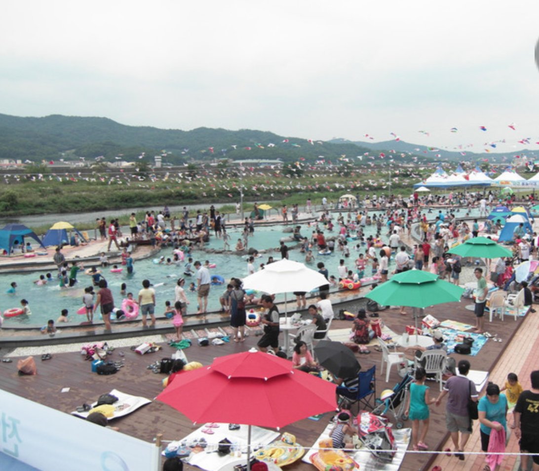 도심속의 힐링, 성남시 #물놀이장
 
탄천과 공원, 놀이터에 조성된 20곳 물놀이장이 6월 10일부터 성황리에 운영되고 있습니다

오는 8월 20일까지 !
매일 오전 10시부터 오후 5~7시까지 !
무료로 !개방·운영된다는 꿀팁을 드립니다

#성남시