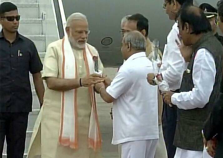 Nitinbhai_Patel's tweet photo. Warmly welcomed Hon'ble Prime Minister Shri @narendramodi ji at Ahmedabad airport. #WelcomeHomePM https://t.co/P4l6rojBj6
