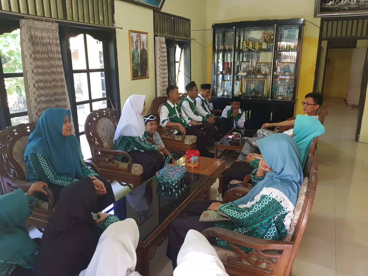 amaruf_official's tweet photo. Kedatangan rombongan IPNU-IPPNU Kec Pakisjaya Karawang. IPNU-IPPNU ya seherusnya kaya gini, anak SMP-SMA 😊😁 https://t.co/0949gp2e9O