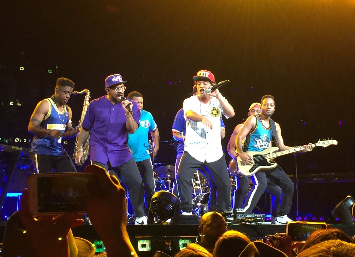 dhenninger's tweet photo. What an awesome show by Bruno Mars @CiscoLive!   #CLUS https://t.co/4xBQQp5jzy