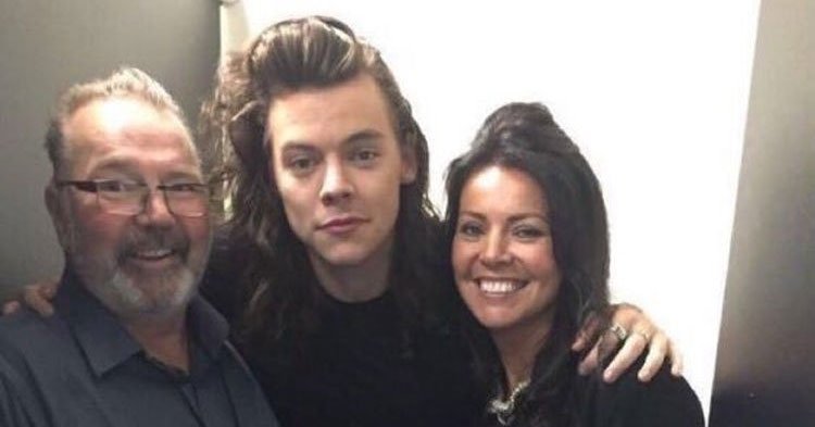 dollymag's tweet photo. Harry Styles' mum thanks fans for support after the death of her husband, Robin Twist: https://t.co/vWKBmDuLd3 #robintwist #HarryStyles https://t.co/cB6lqS8am4