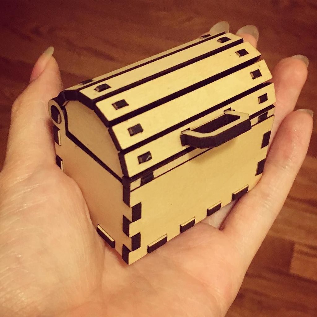 comicentral92's tweet image. I made a #tiny treasure chest! In other news I now have a @glowforge #lasercutter! #diy #makersgonnamake #lasers #… ift.tt/2tr2pLo
