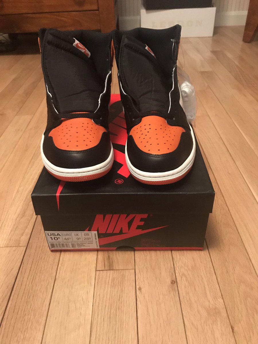 GuaranteeYKT's tweet photo. Shattered backboard 1's size 10.5 deadstock og all. Offer up, no trades please. Random retweeter gets $5 once they are sold! ATrainKickz https://t.co/TLDDZwxcby